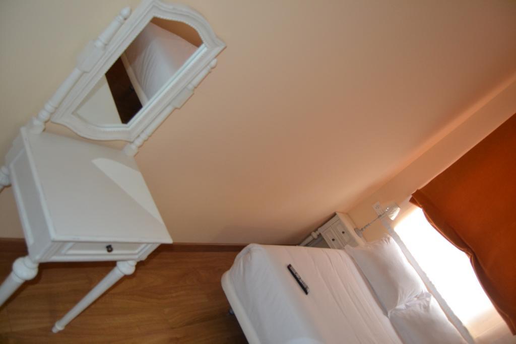 Los Amigos Vip Rooms Мадрид Экстерьер фото