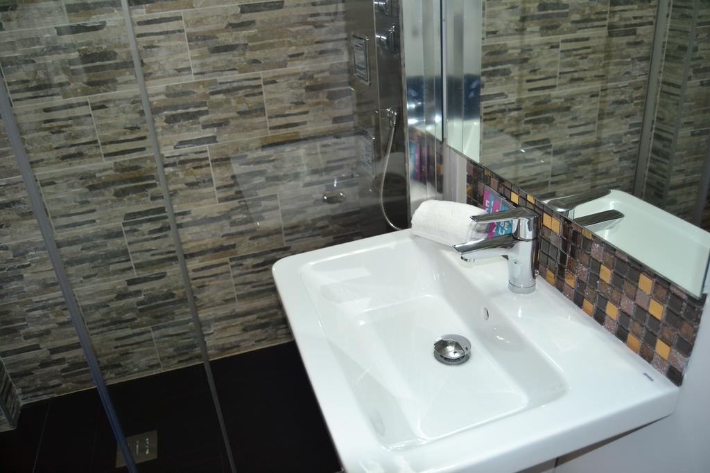 Los Amigos Vip Rooms Мадрид Экстерьер фото